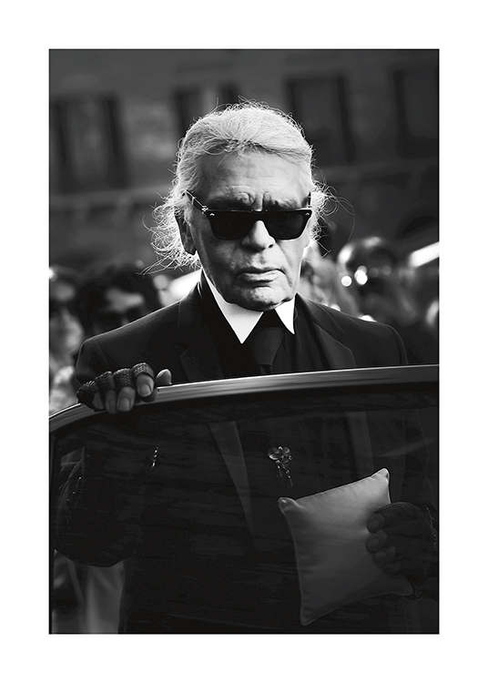  – Zwart-wit foto van Karl Lagerfeld, een modeontwerper