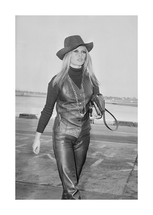  – Zwart-wit foto van actrice Brigitte Bardot in een leren outfit en hoed