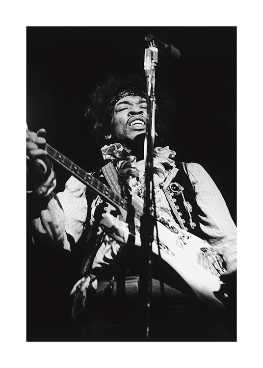  – Zwart-wit foto van de muzikant Jimi Hendrix die gitaar speelt