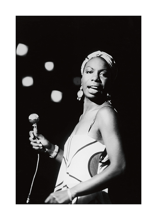  – Zwart-wit foto van Nina Simone die een microfoon vasthoudt