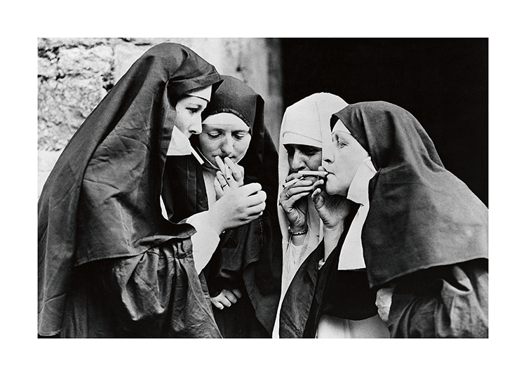  – Zwart-wit foto van nonnen die in een groep staan te roken