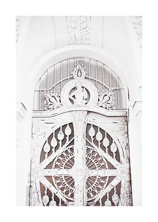  – Foto van een deur in wit met gedetailleerd houtsnijwerk