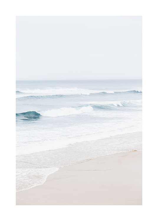  – Foto van een oceaan met blauw water en zachte golven, met een strand ervoor
