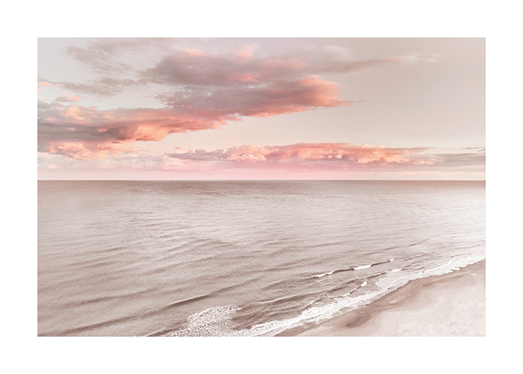  – Foto van roze en oranje wolken in de lucht achter een kalme oceaan