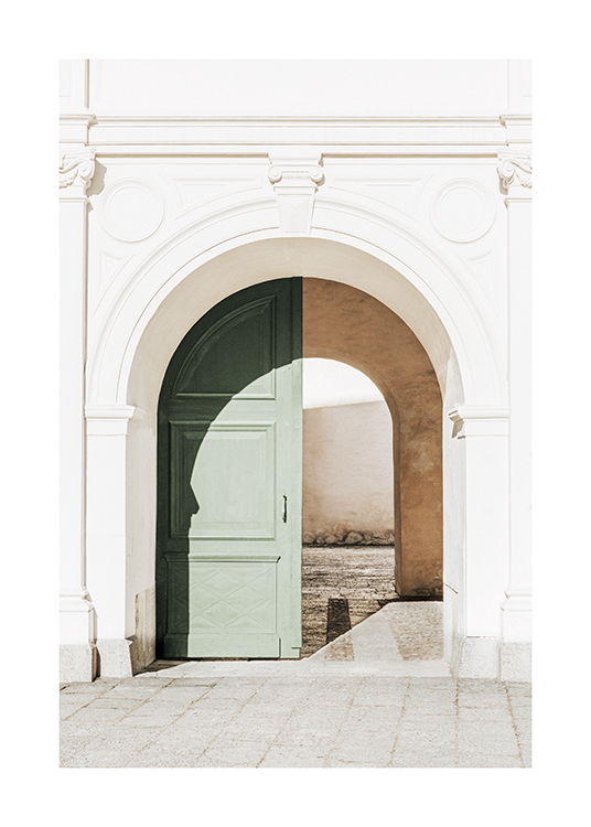  – Foto van een groene, gebogen deur in een wit gebouw met stucwerk