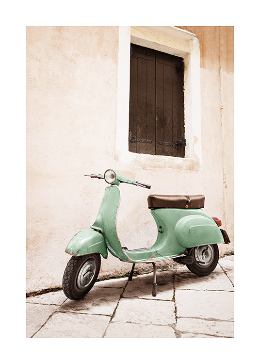  – Foto van een vintage scooter in groen, staande naast een huis