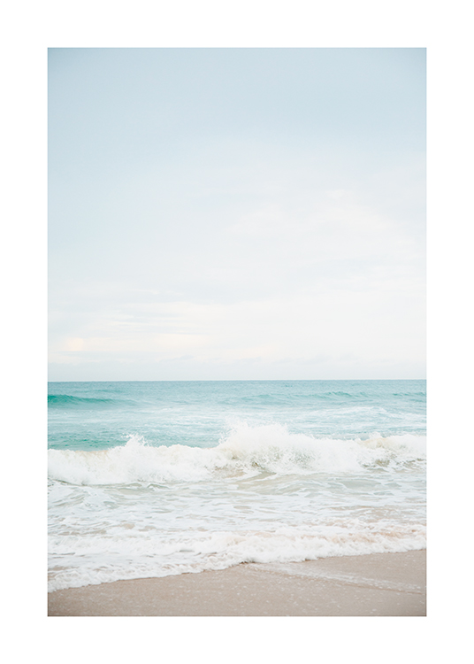 – Foto van zeeschuim en een turquoise oceaan met een lichtblauwe lucht op de achtergrond