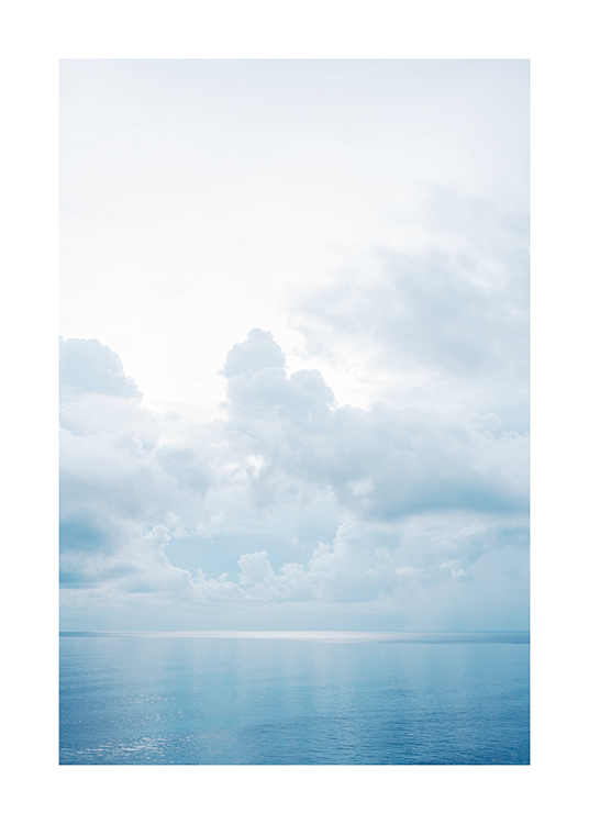  – Foto van een blauwe oceaan met kalm water en wolken in de hemel erboven