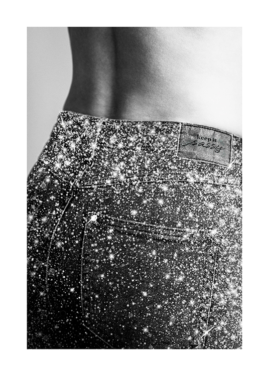 - Zwart-wit foto van de achterkant van fonkelende jeans