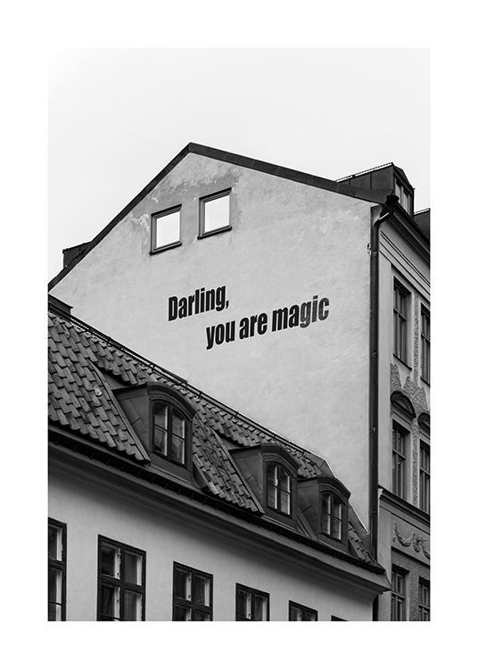  – Zwart-wit foto van gebouw met een tekst op de zijkant
