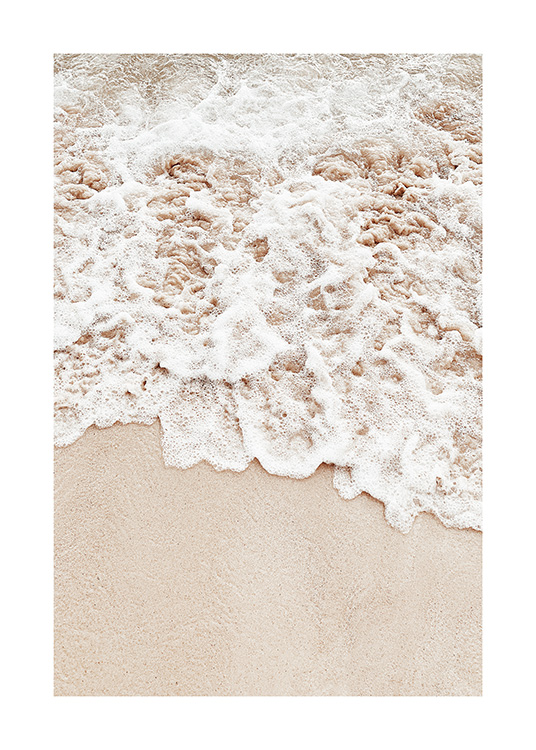  – Foto van zeeschuim dat op beige zand rolt