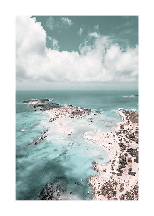  – Foto van een oceaan, kleine eilandjes en een strand,van bovenaf gefotografeerd