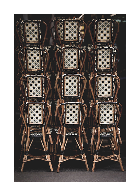  – Foto van een stapel caféstoelen met patroon op de rugleuning
