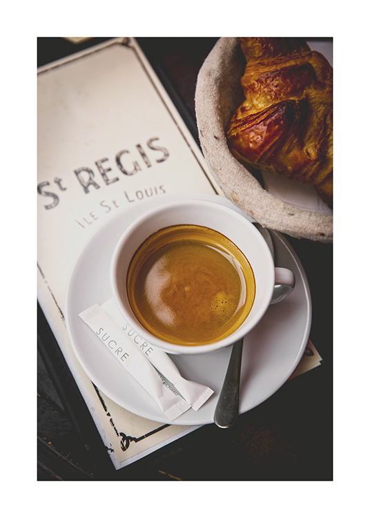  – Foto van een croissant en een kop koffie in een café in Parijs