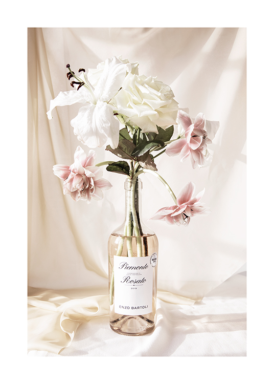  – Foto van een boeket met roze en witte bloemen in een roséfles