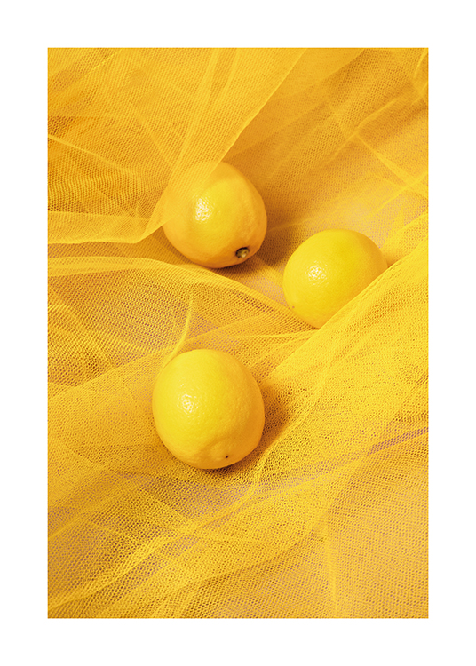  – Drie citroenen die op een felgele tule stof liggen