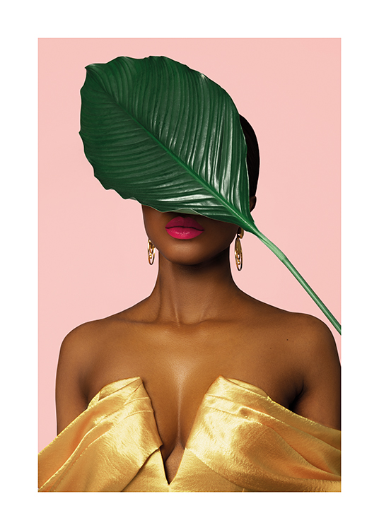  – Een vrouw in een gouden jurk en statement oorbellen met haar ogen bedekt door een blad