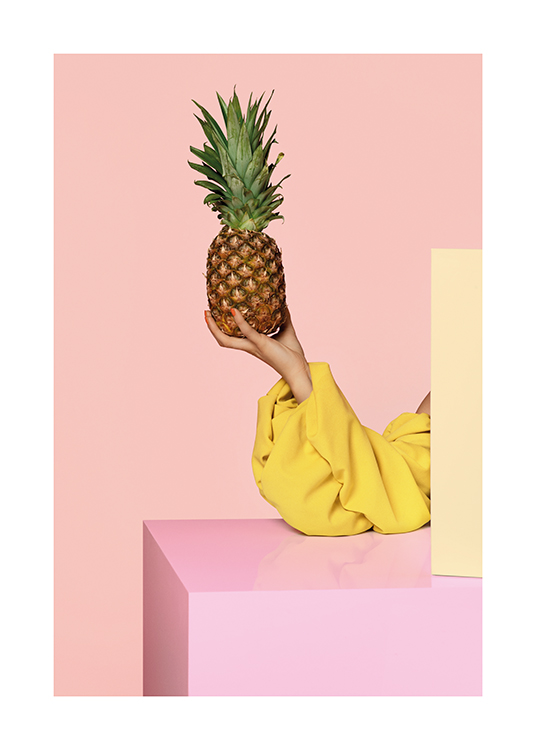  – Een vrouw die achter een doos zit en een arm uitsteekt met een ananas op een bleekroze achtergrond