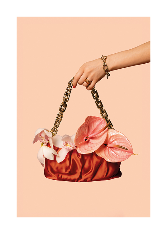 – Een vrouw die een handtas versierd met bloemen vasthoudt