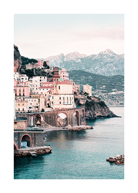  – Foto van Amalfi, met gebouwen en huizen naast de oceaan en bergen op de achtergrond