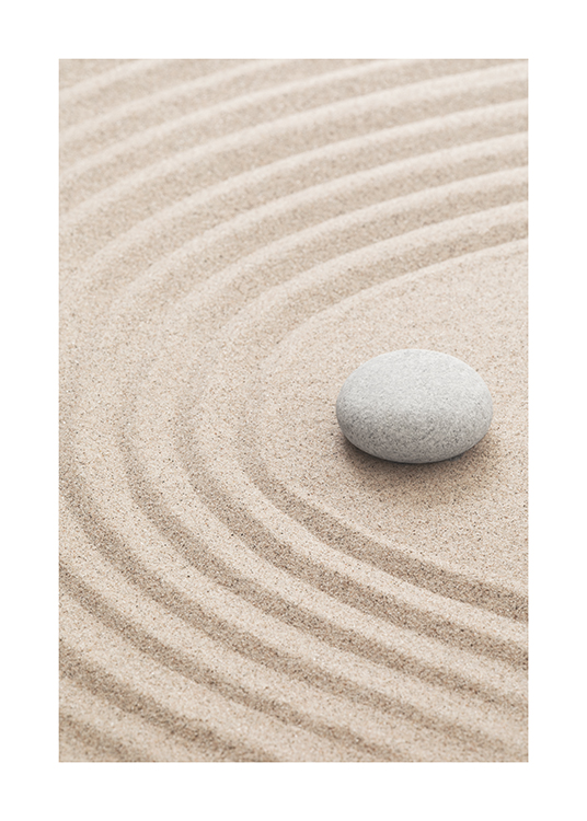  – Foto van geribbeld zand waar een grijze steen op ligt