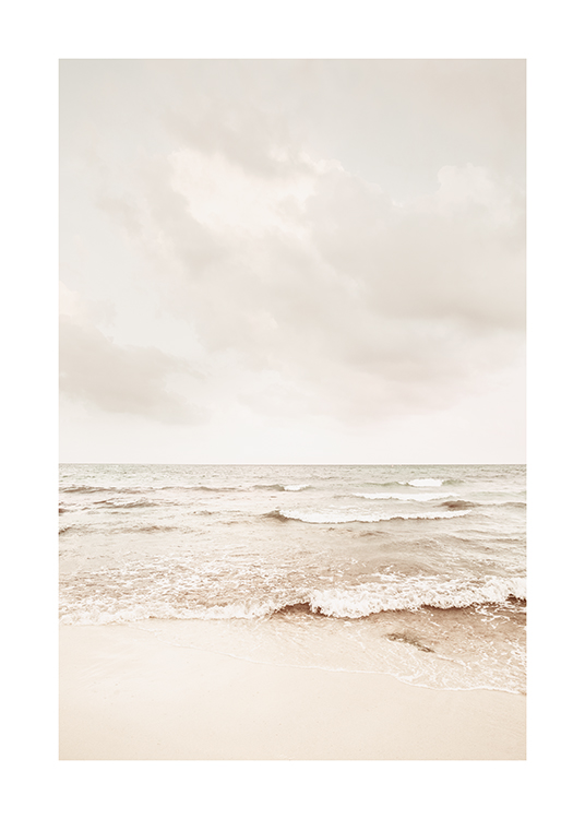  – Een afbeelding van een kalm strand op een bewolkte dag