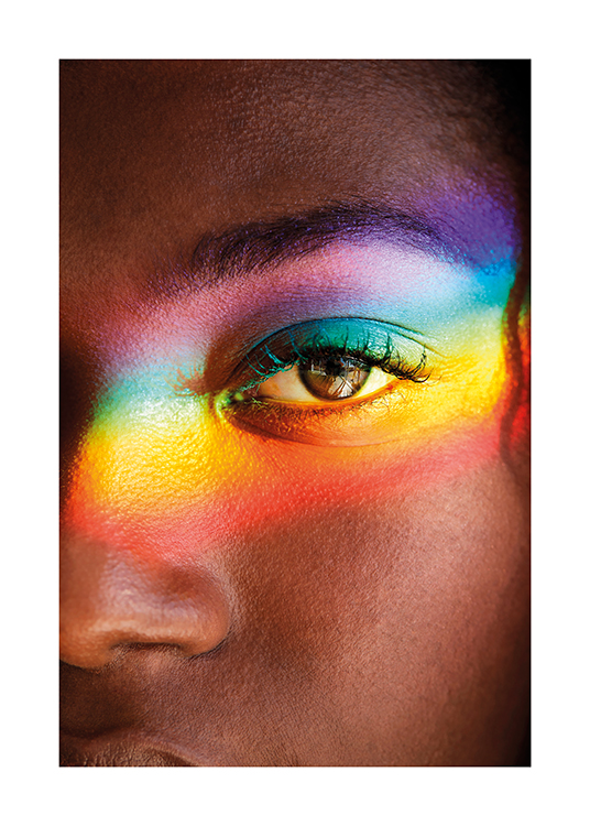  – Foto van een bruin oog met de kleuren van de regenboog eroverheen