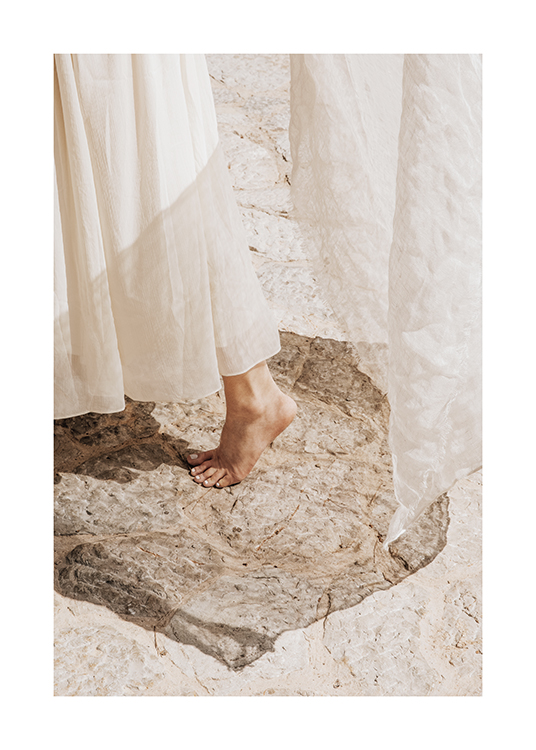  – Afbeelding van een meisje dat op blote voeten loopt in een witte zomerjurk