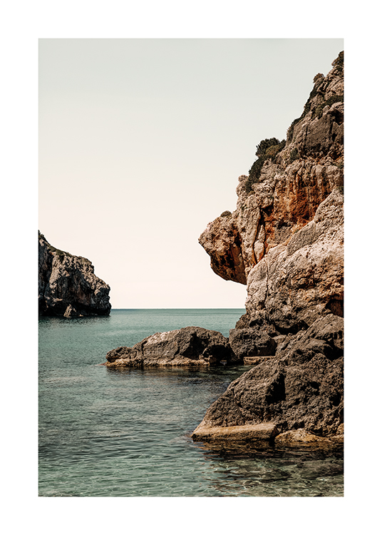  – Een foto van rotsen die overgaan in de zee