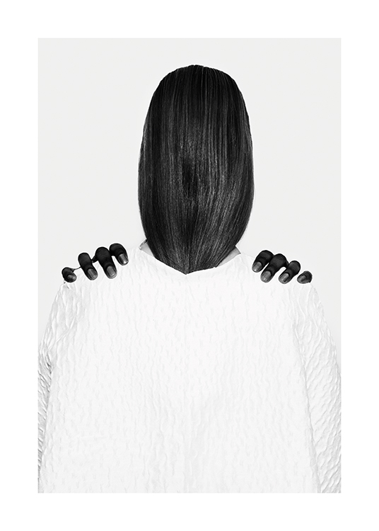  – Zwart-witfoto van een vrouw met donkere handen op haar schouders
