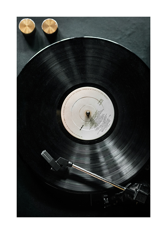  – Foto van een oude platenspeler waar een zwarte vinylplaat op ligt