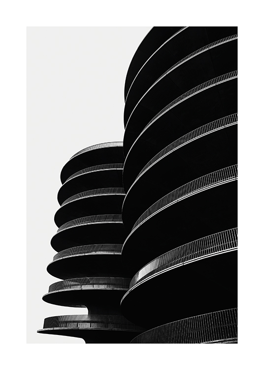  – Zwart-wit foto van hoge gebouwen met gebogen, grote balkons rondom de gebouwen
