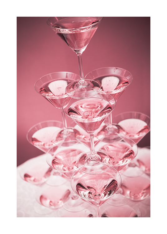  – Foto van een piramide van cocktailglazen met roze drankjes tegen een roze achtergrond