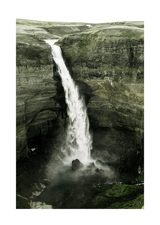  – Foto van een groen kliffenlandschap met een waterval in het midden