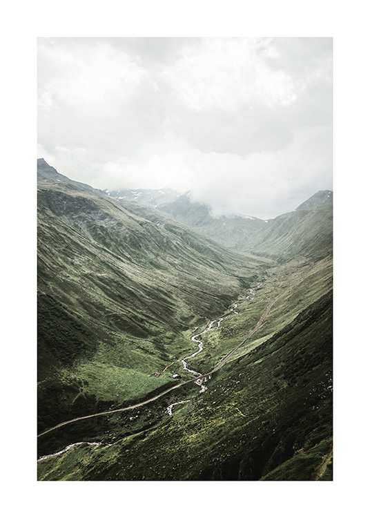  – Foto van een landschap met groen dat de bergen bedekt en een rivier in het midden