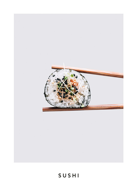 – Foto van een paar eetstokjes met een stukje maki-sushi tegen een grijze achtergrond