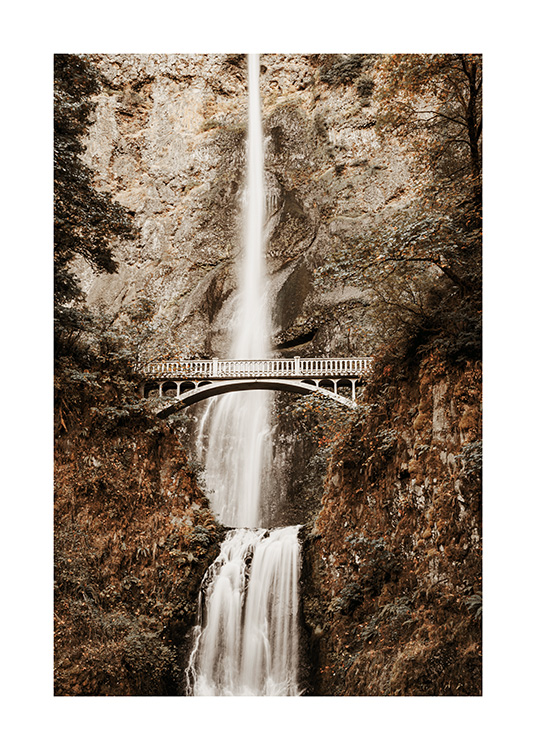 – Foto van een waterval in de bergen met een brug in het midden