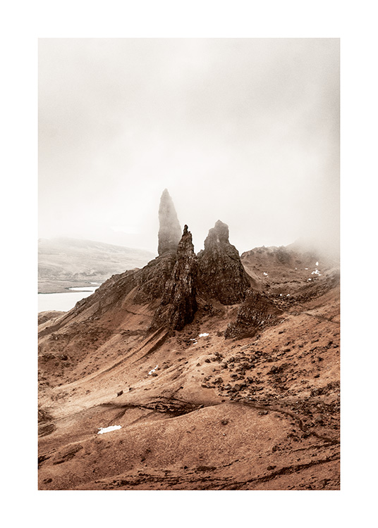  – Foto van een mistig landschap met hoge rotsen in het midden