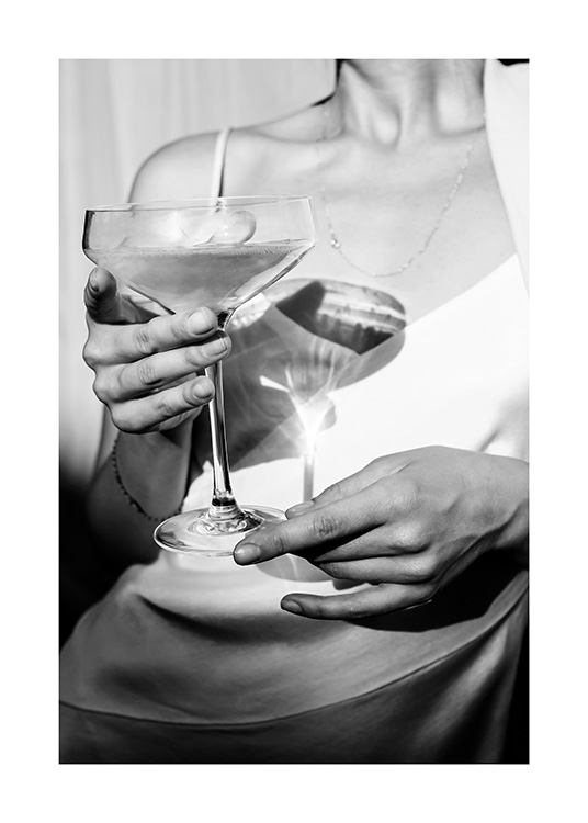  – Zwart-witfoto van een vrouw die een glas champagne vasthoudt