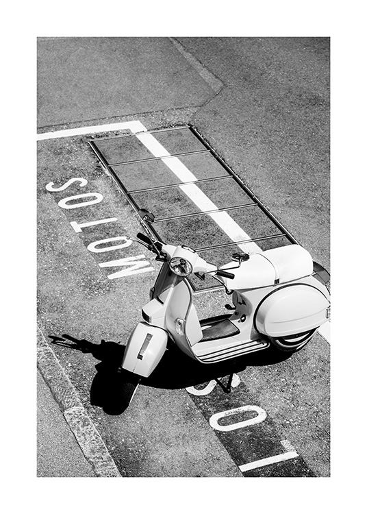  – Zwart-wit foto van een retro scooter die op een parkeerplaats staat met tekst op de grond geschreven