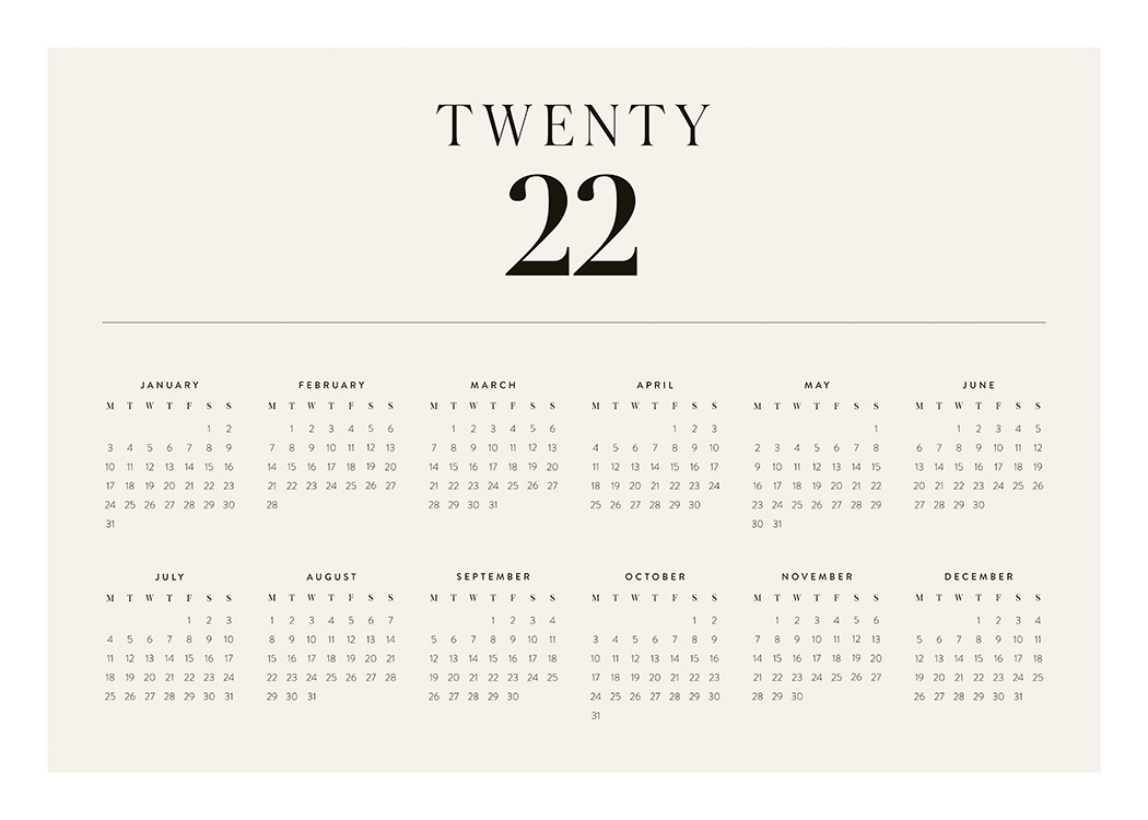  – Een jaarkalender voor 2022 in beige met zwarte tekst met daarop alle maanden en datums