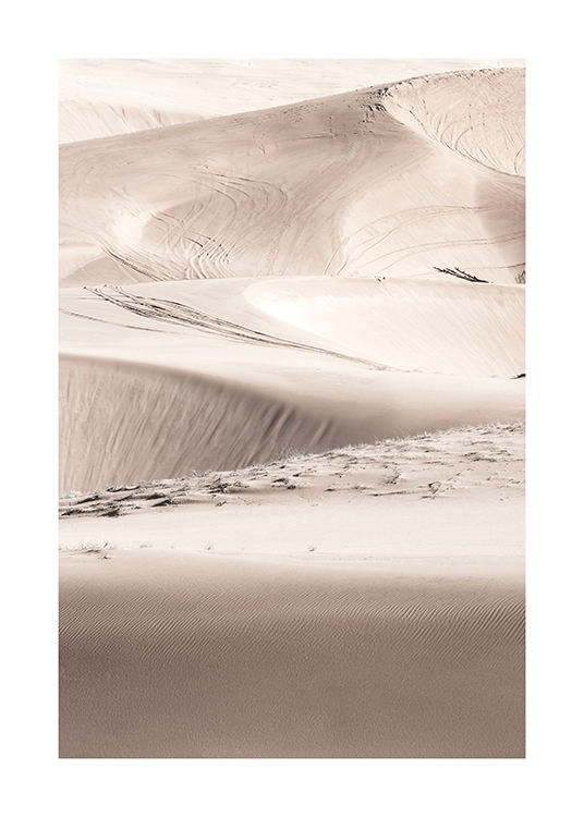 – Foto van beige zandduinen met sporen van wielen in het zand