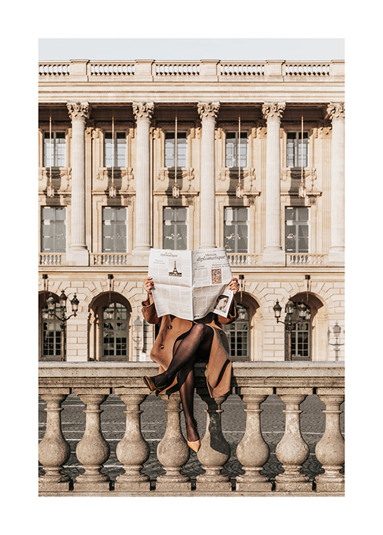 – Poster van een vrouw die de krant leest terwijl ze op een hek zit