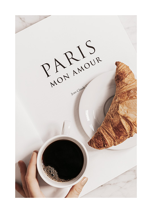 – Fotografie van een croissant en koffie op een stuk papier