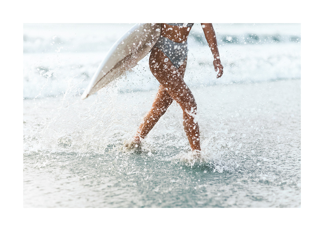 – Poster van een surf-meisje dat uit het water loopt