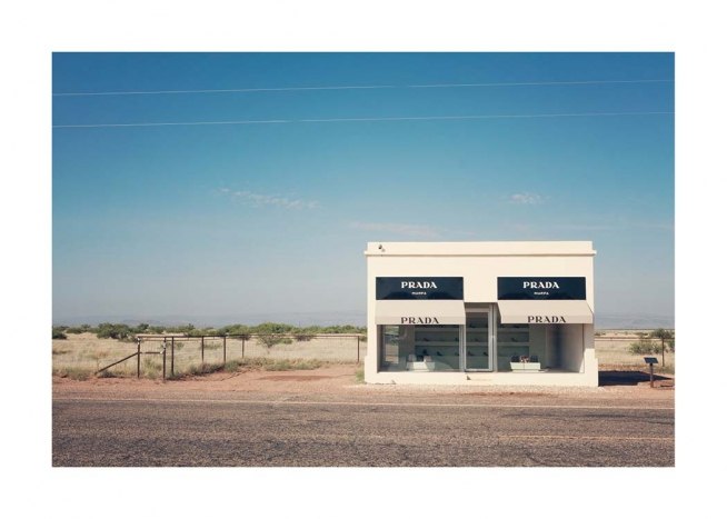  - Foto van het Prada Marfa fake shop sculptuur gelegen in een woestijn in Texas, Verenigde Staten