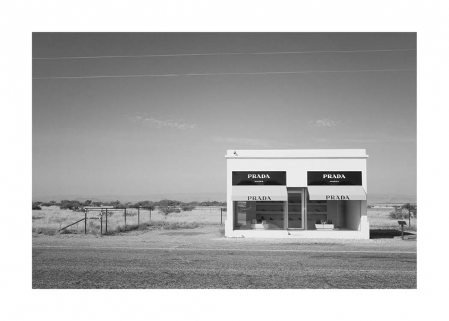  - Zwart-wit foto van de fake Prada Marfa shop die in de woestijn in Texas ligt
