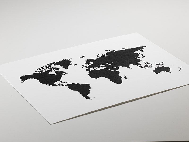 dok omhelzing Niet ingewikkeld Print met zwart-witte wereldkaart | Posters met kaarten - desenio.nl