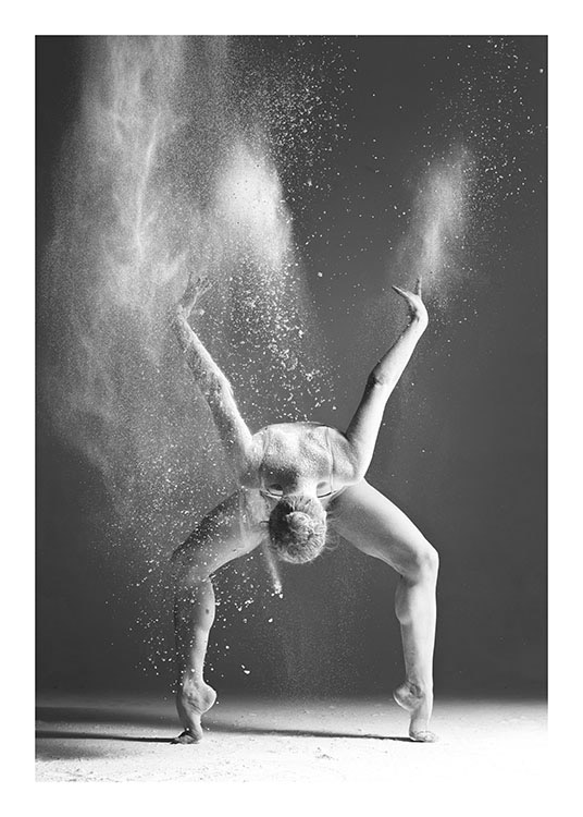 Dancer Three, Poster / Zwart wit bij Desenio AB (8220)