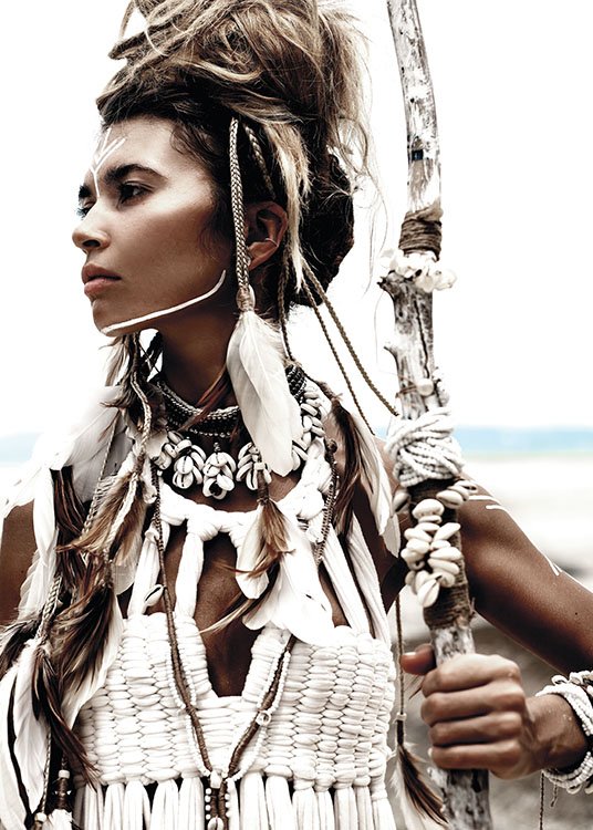  – Foto van een vrouw in een witte top en sieraden met veren